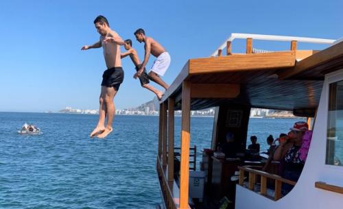 Balade en bateau dans la baie!
