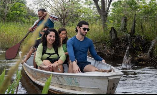 Tauchen Sie ein in das Herz des Amazonas-Regenwaldes und erleben Sie das Leben der Einheimischen.